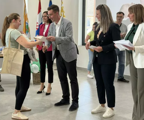 VINKOVCIU Gradskoj knjižnici i čitaonici Grad Vinkovci uručio je novčane naknade i prigodne darove roditeljima vinkovačkih beba rođenih unazad mjesec-dvatravanj 2025.