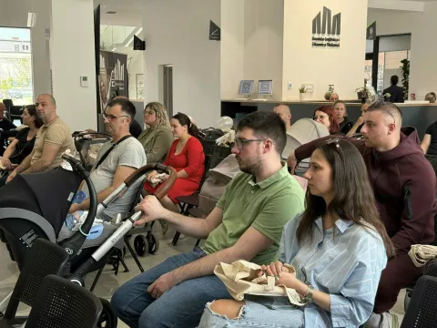VINKOVCIU Gradskoj knjižnici i čitaonici Grad Vinkovci uručio je novčane naknade i prigodne darove roditeljima vinkovačkih beba rođenih unazad mjesec-dvatravanj 2025.