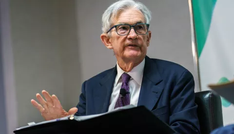 epa12009901 Federal Reserve Chairman Jerome Powell delivers remarks during the 2025 Society for Advancing Business Editing and Writing (SABEW) annual conference, in Arlington, Virginia, USA, 04 April 2025. The SABEW conference runs from 03 to 05 April. EPA/WILL OLIVER