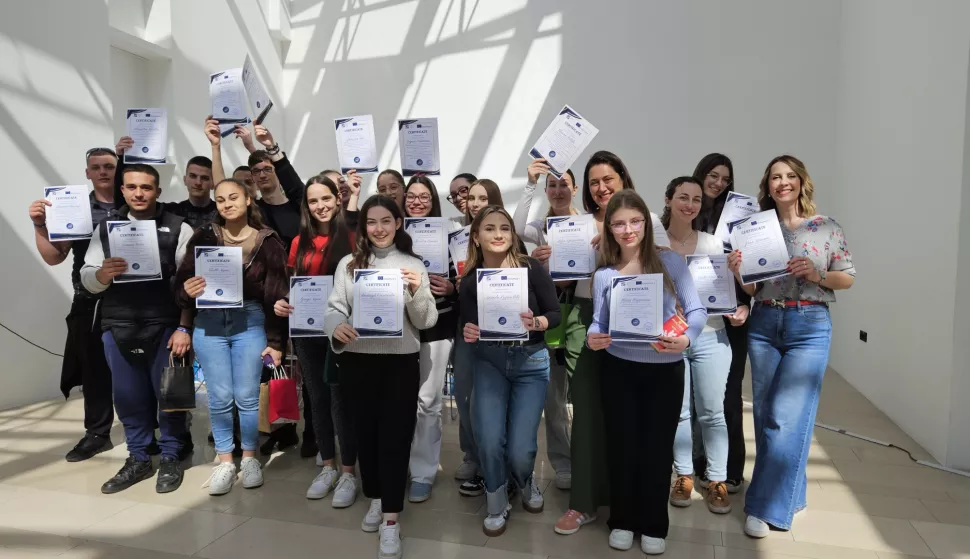 POŽEGAEkonomska škola Požega bila je domaćin Erasmus+ mobilnosti, tijekom koje je ugostila 12 učenika i dvije profesorice iz srednje škole Thouria iz Grčke. Ta je suradnja rezultat dvogodišnjeg partnerstva kroz eTwinning projekt "Global Chatmates", usmjerenog na interkulturnu razmjenu i razvoj komunikacijskih vještina među mladima.TRAVANJ 2025.