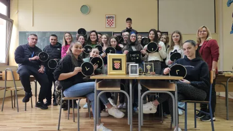 POŽEGAEkonomska škola Požega bila je domaćin Erasmus+ mobilnosti, tijekom koje je ugostila 12 učenika i dvije profesorice iz srednje škole Thouria iz Grčke. Ta je suradnja rezultat dvogodišnjeg partnerstva kroz eTwinning projekt "Global Chatmates", usmjerenog na interkulturnu razmjenu i razvoj komunikacijskih vještina među mladima.​TRAVANJ 2025.