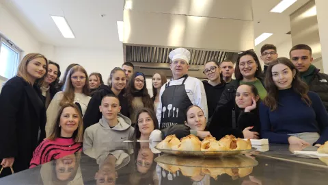 POŽEGAEkonomska škola Požega bila je domaćin Erasmus+ mobilnosti, tijekom koje je ugostila 12 učenika i dvije profesorice iz srednje škole Thouria iz Grčke. Ta je suradnja rezultat dvogodišnjeg partnerstva kroz eTwinning projekt "Global Chatmates", usmjerenog na interkulturnu razmjenu i razvoj komunikacijskih vještina među mladima.​TRAVANJ 2025.