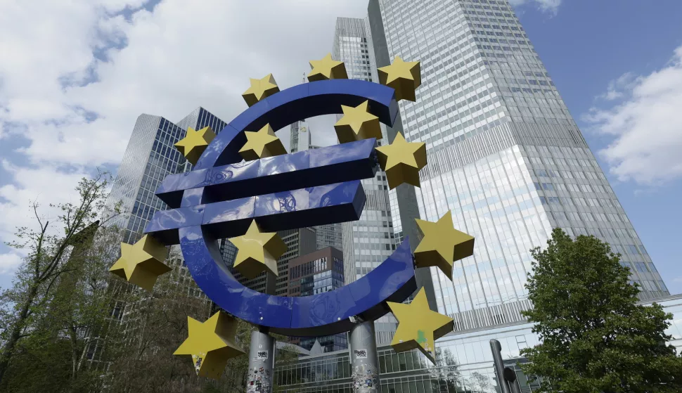 epa12031969 The Euro-Logo by German artist Ottmar Hoerl in front of the former headquarter of the European Central Bank (ECB), in Frankfurt am Main, Germany, 14 April 2025. EPA/RONALD WITTEK