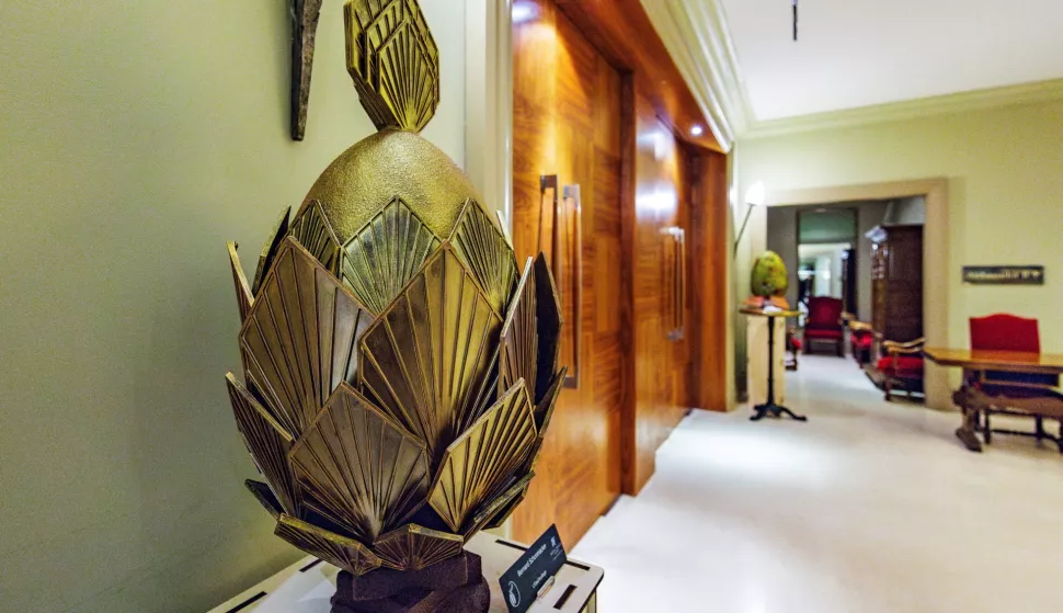 epa12036791 A giant chocolate egg creation named 'Egg euillage' by chocolate artisan Bernard Schonmacker is on display at the third edition of the chocolate egg art show 'Bel'Oeuf' (Beautiful Egg) at the Hotel Amigo in Brussels, Belgium, 17 April 2025. Inspired by the Art Deco artistic movement, the chocolate exhibition takes place from 10 to 21 April and its benefits will be donated to the Saint-Pierre Foundation. EPA/OLIVIER MATTHYS