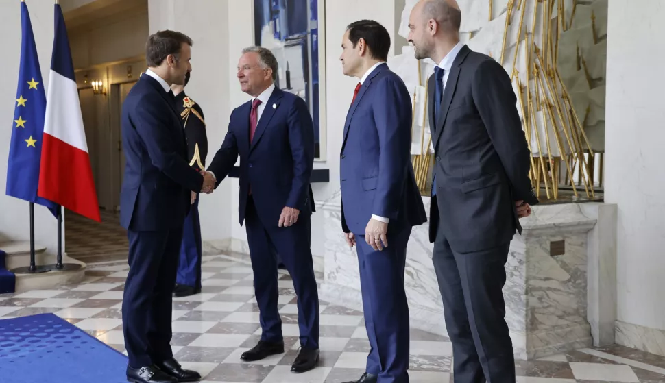 epa12036602 France's President Emmanuel Macron (L) shakes hands with US Special Envoy Steve Witkoff (2L) next to US Secretary of State Marco Rubio (2R) and France's Minister for Europe and Foreign Affairs Jean-Noel Barrot (R) before a meeting at the Elysee presidential palace in Paris, France, 17 April 2025. US Secretary of State was in Paris today to meet French President about crafting a Ukraine ceasefire, as Washington and Europe seek common ground on ending the fighting. Top Ukrainian officials were also in the French capital to meet EU and US delegations. EPA/LUDOVIC MARIN/POOL MAXPPP OUT