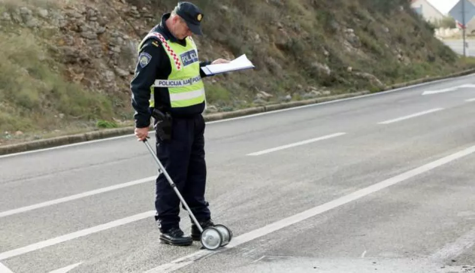 ?11.01.2016., Sibenik - U prometnoj nesreci koja se dogodila na sibenskoj obilaznici sudjelovala su dva osobna vozila i autobus. Ocevid je u tijeku a promet se odvija uz regulaciju prometne policije.Photo: Dusko Jaramaz/PIXSELL------crna4 st color