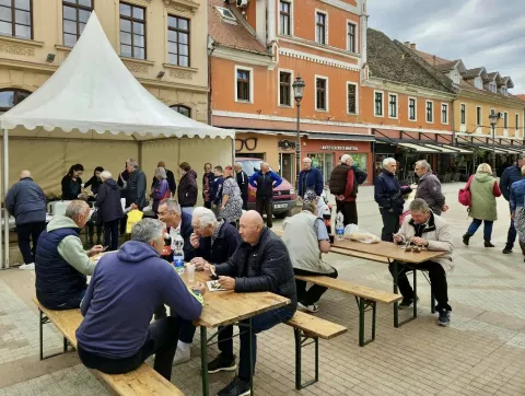Postala je već tradicija, da Vinkovčani na Veliki petak, uoči Uskrsa, dolaze prijepodne u pješačku zonu na Trgu bana Šokčevića, na posni obrok - pržene girice i krumpir salatu – kojim ih časti Grad Vinkovci. I danas je bilo puno onih koji su željeli nastaviti tradiciju i družeči se s prijateljima i znancima, blagovati posni obrok.
