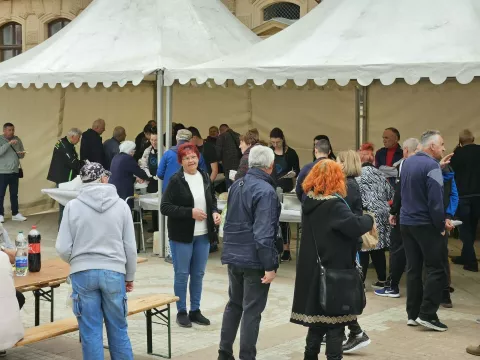 Postala je već tradicija, da Vinkovčani na Veliki petak, uoči Uskrsa, dolaze prijepodne u pješačku zonu na Trgu bana Šokčevića, na posni obrok - pržene girice i krumpir salatu – kojim ih časti Grad Vinkovci. I danas je bilo puno onih koji su željeli nastaviti tradiciju i družeči se s prijateljima i znancima, blagovati posni obrok.