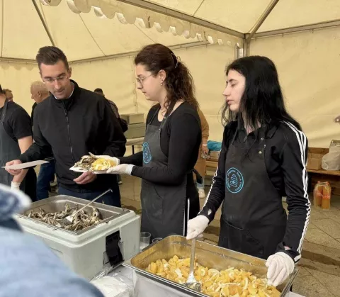 Postala je već tradicija, da Vinkovčani na Veliki petak, uoči Uskrsa, dolaze prijepodne u pješačku zonu na Trgu bana Šokčevića, na posni obrok - pržene girice i krumpir salatu – kojim ih časti Grad Vinkovci. I danas je bilo puno onih koji su željeli nastaviti tradiciju i družeči se s prijateljima i znancima, blagovati posni obrok.