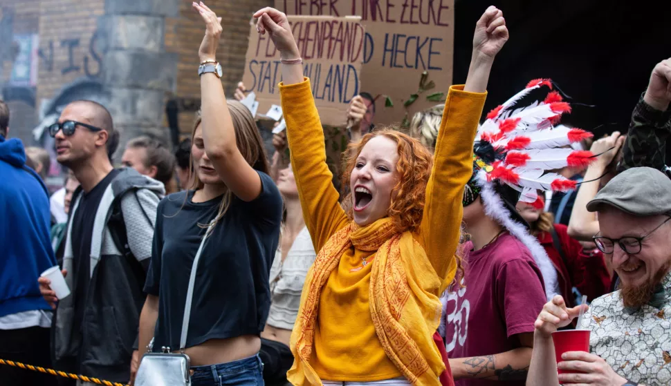 epa06971595 People dance during the 2018 'Zug der Liebe' (Train of Love) parade in Berlin, Germany, 25 August 2018. The 'Train of Love' is a large happening of music and street dancing calling for more compassion, more charity and social commitment. EPA/Omer Messinger
