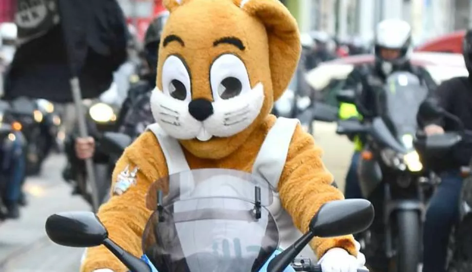 ?osijek, 15 travanj, 2017, 10 do 14 sati - uskrs, Trg Ante Starčevića,MANIFESTACIJA NAJVEĆE USKRSNO GNIJEZDO NA SVIJETU, motozeke, pisanice, ples, igra, političari, Novinar: Drako Celingsnimio zdenko puić------Osijek 1 stupac color