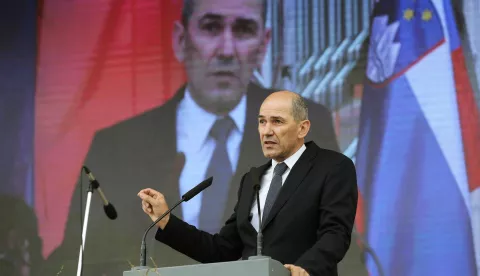 Ljubljana, 02.04.2016 - Nekoliko tisuća simpatizera desne slovenske oporbe okupilo se u subotu u Ljubljani na skupu protiv vladine politike prema izbjeglicama i migrantimana, gospodarskog stanja i odnosa prema mladima. Na slici Janez Jan&scaron;a.foto HINA/ STA/Daniel NOVAKOVIČ/ ik