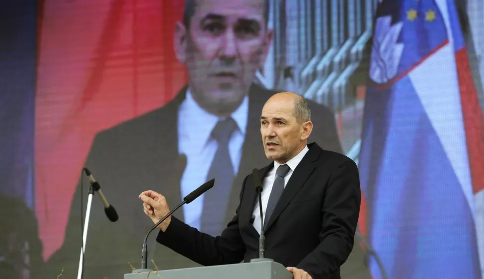 Ljubljana, 02.04.2016 - Nekoliko tisuća simpatizera desne slovenske oporbe okupilo se u subotu u Ljubljani na skupu protiv vladine politike prema izbjeglicama i migrantimana, gospodarskog stanja i odnosa prema mladima. Na slici Janez Jan&scaron;a.foto HINA/ STA/Daniel NOVAKOVIČ/ ik