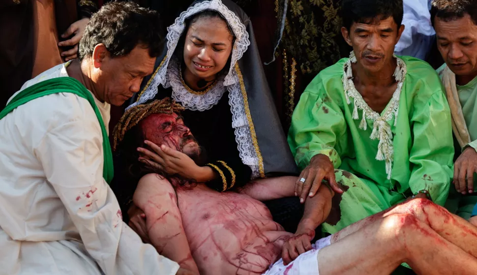 epa12036486 Catholic parishioners portray Jesus Christ (bottom C) and Mother Mary (2-L) in a scene of a 'Senakulo,' a depiction of events in the crucifixion and death of Jesus Christ to mark Maundy Thursday in the season of Lent in Paete town of Laguna province, Philippines 17 April 2025. Catholics in the Philippines are holding various religious practices in observance of the Holy Week of Lent, which is from Palm Sunday to Easter Sunday. EPA/ROLEX DELA PENA