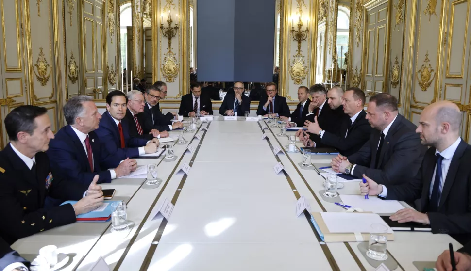 epa12036924 French President diplomatic advisor Emmanuel Bonne (3R) meets with Ukrainian Head of Presidential Office Andriy Yermak (2R), US Special Envoy Steve Witkoff (2L), US Secretary of State Marco Rubio (3L), UK National Security Adviser Jonathan Powell (5R) and Germany national security advisor Jens Plotner (5L) at the Elysee presidential palace in Paris, France, 17 April 2025. US Secretary of State was in Paris today to meet French President about crafting a Ukraine ceasefire, as Washington and Europe seek common ground on ending the fighting. Top Ukrainian officials were also in the French capital to meet EU and US delegations. EPA/LUDOVIC MARIN/POOL MAXPPP OUT