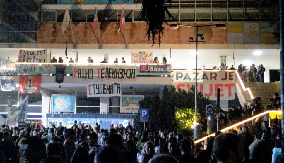 Beograd, 19.4.2025.- Beogradski studenti u subotu ve? peti dan zaredom ustrajavaju u blokadi Radio-televizije Srbije, zahtijevaju?i objektivno i nepristrano izvje?tavanje javnog servisa o studentskom pokretu, dru?tvenoj i politi?koj krizi u zemlji, a RTS je prinudno promijenio programsku shemu i zatra?io reagiranje me?unarodnih institucija. foto HINA/ Velimir Ili?/ ua