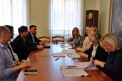 ĐAKOVO – Nakon što je u srijedu obznanio kandidaturu za treći gradonačelnički mandat za što mu je bilo potrebno 600 potpisa, HDZ-ov aktualni gradonačelnik Đakova Marin Mandarić u subotu je u pratnji i uz potporu potpredsjednika Vlade RH i ministra obrane te potpredsjednika HDZ-a i predsjednika ŽO te stranke za OBŽ Ivana Anušića predao više od 1.200 potpisa gađana za svoju kandidaturu.