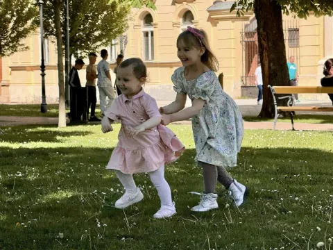 Puno djece, a to znači i puno veselja, smijeha, razdraganosti bilo je danas prijepodne na vinkovačkom Trgu bana Šokčevića, u središnjem gradskom parku, ali i na obližnjim lokacijama jer je i na ovogodišnju Veliku subotu, po četvrti put organizirana potraga za uskrsnim jajima.