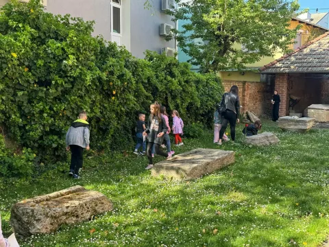 Puno djece, a to znači i puno veselja, smijeha, razdraganosti bilo je danas prijepodne na vinkovačkom Trgu bana Šokčevića, u središnjem gradskom parku, ali i na obližnjim lokacijama jer je i na ovogodišnju Veliku subotu, po četvrti put organizirana potraga za uskrsnim jajima.