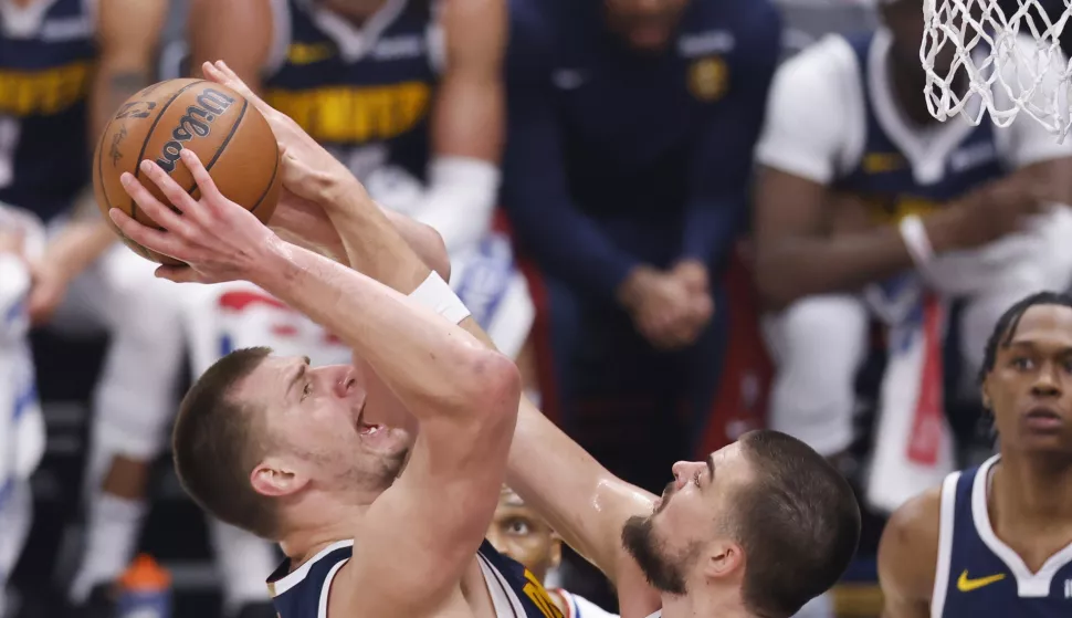 epa11259696 Denver Nuggets center Nikola Jokic (L) drives to the basket with the ball while being guarded by LA Clippers center Ivica Zubac (R) during the first quarter of the NBA basketball game between the Denver Nuggets and the Los Angeles Clippers in Los Angeles, California, USA, 04 April 2024. EPA/CAROLINE BREHMAN SHUTTERSTOCK OUT