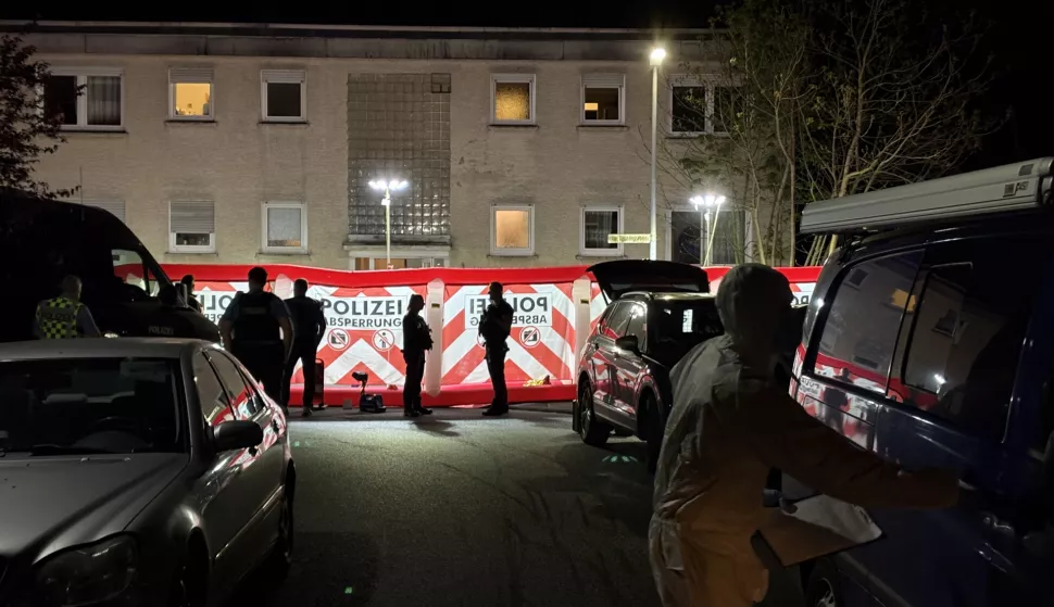 epa12042064 Police have cordoned off the crime scene outside a residential building in Bad Nauheim, around 35km north of Frankfurt am Main in central Germany, 19 April 2025, after two people were shot and killed. The gunman has fled the scene. EPA/NEWS5/PASCAL HOEFIG GERMANY OUT