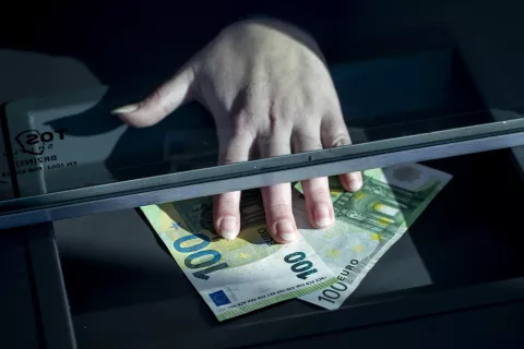 21.01.2022., Zagreb - Od 1. sijecnja 2023. godine, prema planu Vlade, platezno sredstvo u Hrvatskoj postat ce euro, a Hrvatska ce postati 20. clanica eurozone. Kuna ce time, nakon 28 godina koristenja, otici u povijest, dok ce hrvatski gradjani i sluzbeno postati korisnici eura. Ilustracija prelaska kune na euro. Photo: Igor Kralj/PIXSELL