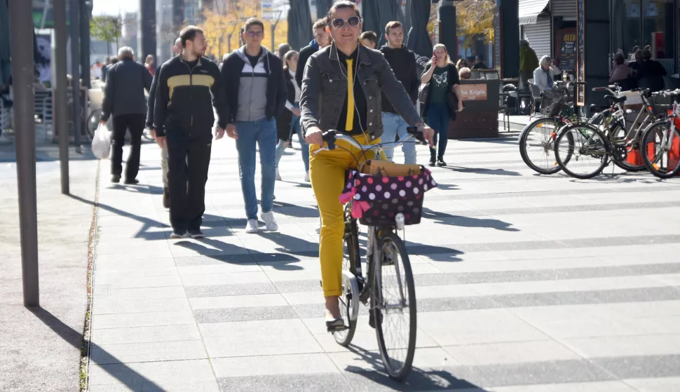 OSIJEK- 18.10.2022., Trg Slobode, jesenski dan idealan za setnju i bicikli, slobodnjak.Foto: Andrea Ilakovac