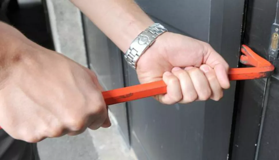 RIJEKA 16.08.2012. CRNA KRONIKAPROVALA,LOPOV,PAJSER RAZVALJIVANJE VRATA U STAN ILUSTRACIJAFOTO MARKO GRACIN 