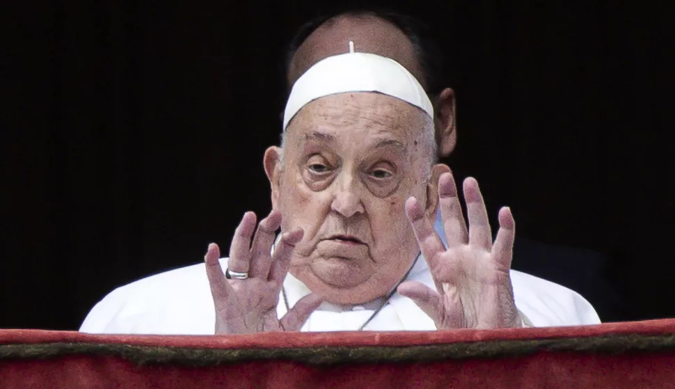 epa12042353 Pope Francis gestures during the Urbi et Orbi blessing following the Easter Mass in Saint Peter's Square, in Vatican City, 20 April 2025. EPA/ANGELO CARCONI