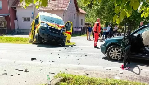 Sudar vozila Hitne pomoći i automobila u Bošnjacimma