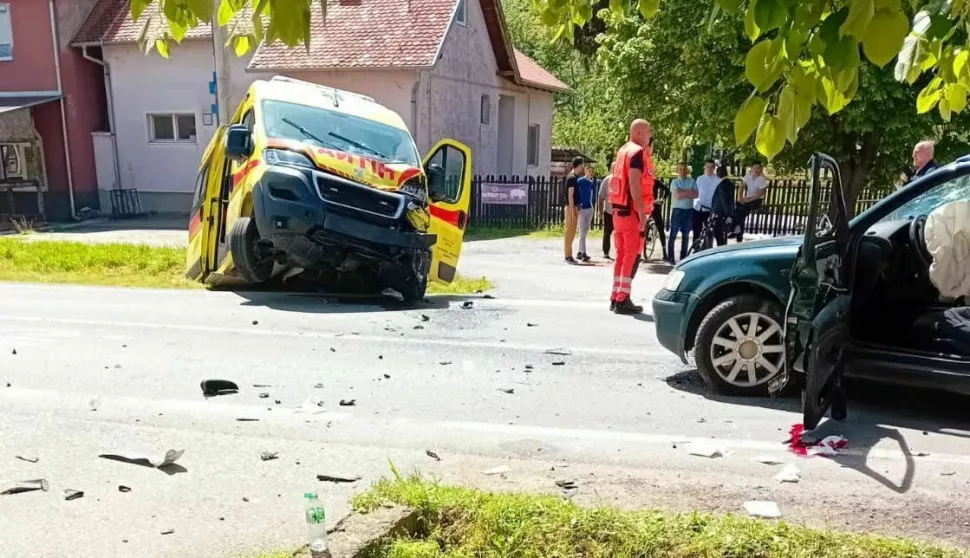 Sudar vozila Hitne pomoći i automobila u Bošnjacimma