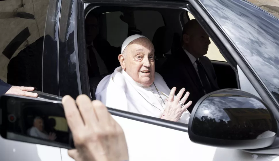 epa12036828 Pope Francis leaves the Regina Coeli prison by car in Rome, Italy, 17 April 2025. The Pope was in the Roman prison on Maundy Thursday 2018. On that occasion he celebrated Mass in Coena Domini with the traditional rite of foot washing. EPA/MASSIMO PERCOSSI