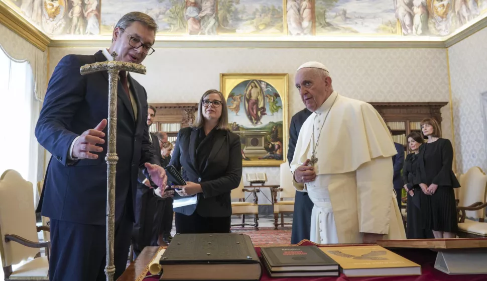 epa07836949 Pope Francis exchanges gifts with Serbian President Aleksandar Vucic during a private audience in the pontiff's studio, Vatican City, 12 September 2019. EPA/ANDREW MEDICHINI/POOL