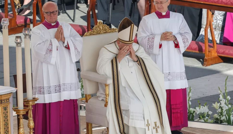 epa10898885 Pope Francis leads a Holy Mass with the new Cardinals and opening of the Synod of Bishops in Saint Peter's Square, Vatican City, 4 October 2023. EPA/GIUSEPPE LAMI
