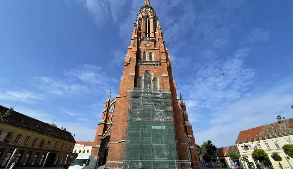 Osijek, 19. 09. 2024., Konkatedrala; čišćenje glavnog ulaza; sanacija glavnog ulaza; radoviSNIMIO BRUNO JOBST