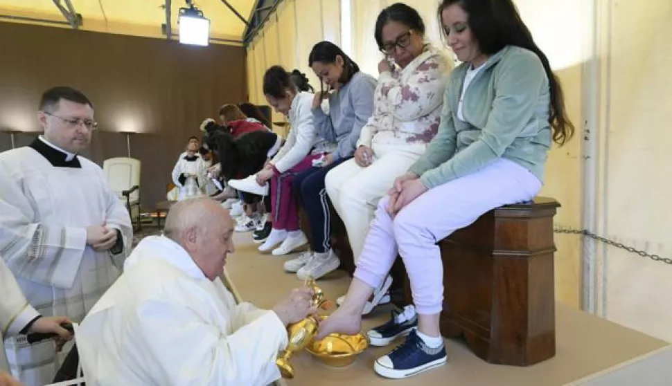 epa11248410 A handout photo made available by Vatican Media Press Office shows Pope Francis performing the 'in coena Domini' Mass and the rite of the washing of the feet on Holy Thursday at the Rebibbia Women's Prison in Rome, Italy, 28 March 2024. EPA/VATICAN MEDIA HANDOUT HANDOUT EDITORIAL USE ONLY/NO SALES HANDOUT EDITORIAL USE ONLY/NO SALES