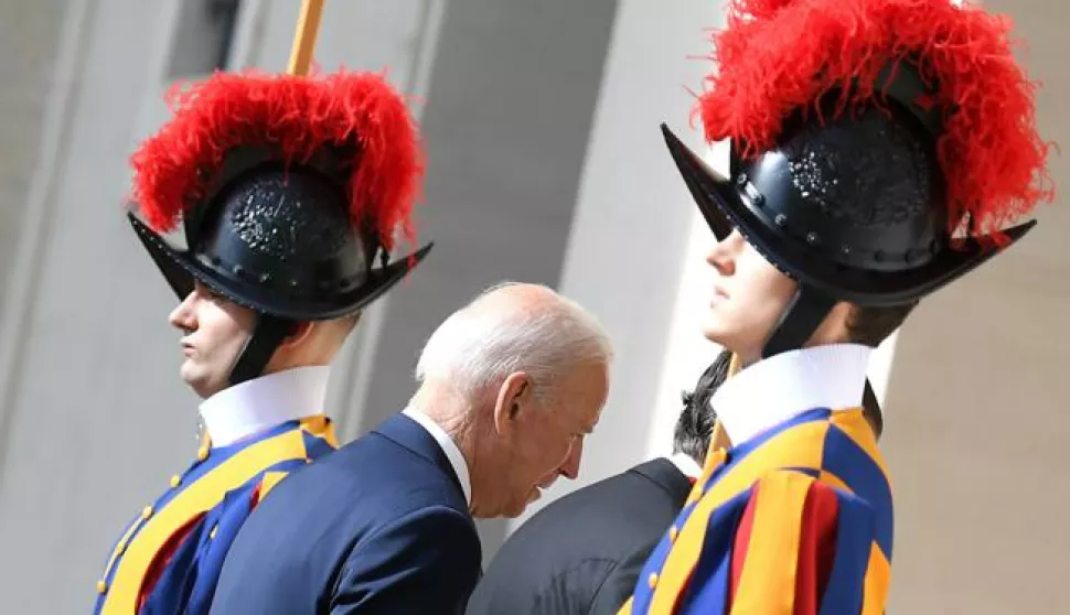 epa09551838 US President Joe Biden (C) arrives for a private audience with Pope Francis, at the San Damaso courtyard in Vatican City, 29 October 2021. EPA/ETTORE FERRARI