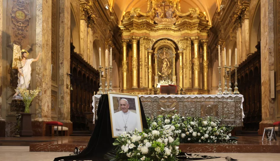 epa12044388 A portrait of Pope Francis is seen during a mass held in his honor at the Metropolitan Cathedral of Buenos Aires, Argentina, 21 April 2025. Pope Francis died on 21 April 2025 at the age of 88, according to the Holy See. Born Jorge Mario Bergoglio in Buenos Aires, Argentina, on 17 December 1936, he was appointed leader of the Catholic Church on 13 March 2013, succeeding Pontiff Emeritus Benedict XVI. EPA/JUAN IGNACIO RONCORO
