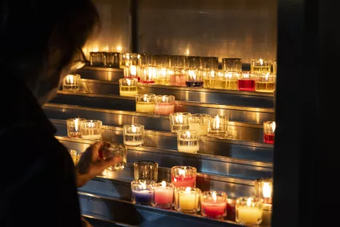 epa12044481 A man pays his respects following the death of Pope Francis, at the Myeongdong Cathedral in Seoul, South Korea, 21 April 2025. Pope Francis died on 21 April 2025 at the age of 88, according to the Holy See. Born Jorge Mario Bergoglio in Buenos Aires, Argentina, on 17 December 1936, he was appointed leader of the Catholic Church on 13 March 2013, succeeding Pontiff Emeritus Benedict XVI. EPA/JEON HEON-KYUN