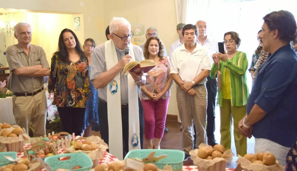 Lima, 17.04.2025. - Hrvati u Peruu proslavit će Uskrs u lokalnoj udruzi "Dubrovnik" bojanjem jaja, zajedničkim ručkom, tradicionalnim tucanjem pisanica i dječjim natječajem za najljepše oslikano jaje jer žele sačuvati običaje iz Hrvatske. foto HINA/ Miho DOBRAŠIN/ tm