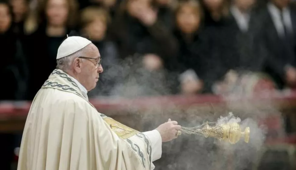 epa06411484 Pope Francis celebrates a new year's eve vespers Mass and the Te Deum in St. Peter's Basilica at the Vatican, 31 December 2017. EPA/FABIO FRUSTACI