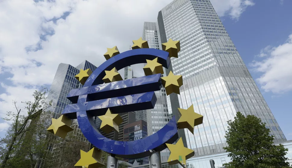 epa12031969 The Euro-Logo by German artist Ottmar Hoerl in front of the former headquarter of the European Central Bank (ECB), in Frankfurt am Main, Germany, 14 April 2025. EPA/RONALD WITTEK