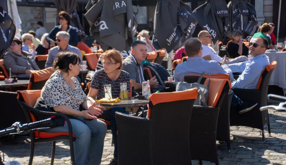 OSIJEK- 02.10.2021., Tvrđa, Trg Sv. Trojstva, iako je Sajam antikviteta premješten na drugu lokaciju zbog radova, kafići u Tvrđi su i dalje puni, slobodnjak.Foto: Andrea Ilakovac