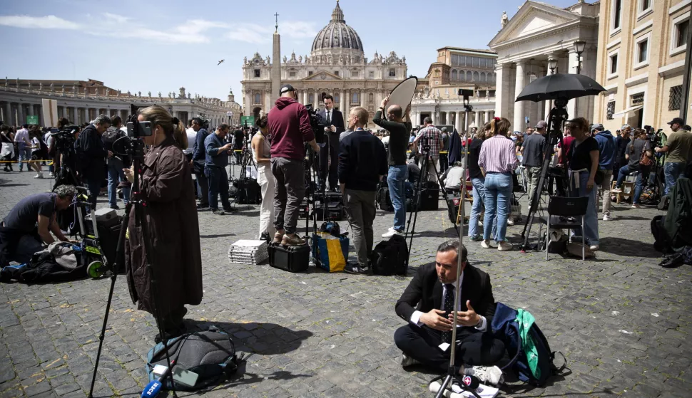 epa12044288 Media personnel and faithful in St. Peter's Square following the death of Pope Francis, Vatican City, 21 April 2025. Pope Francis died on 21 April 2025 at the age of 88, according to the Holy See. Born Jorge Mario Bergoglio in Buenos Aires, Argentina, on 17 December 1936, he was appointed leader of the Catholic Church on 13 March 2013, succeeding Pontiff Emeritus Benedict XVI. EPA/ANGELO CARCONI