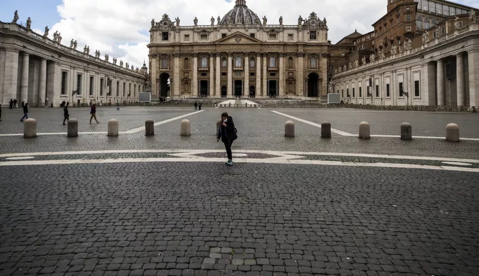 epa09116796 A view of the deserted St Peter's square during Pope Francis's private Regina Coeli prayer due to the Coronavirus (COVID-19) pandemic emergency, at the Vatican, 05 April 2021. EPA/ANGELO CARCONI