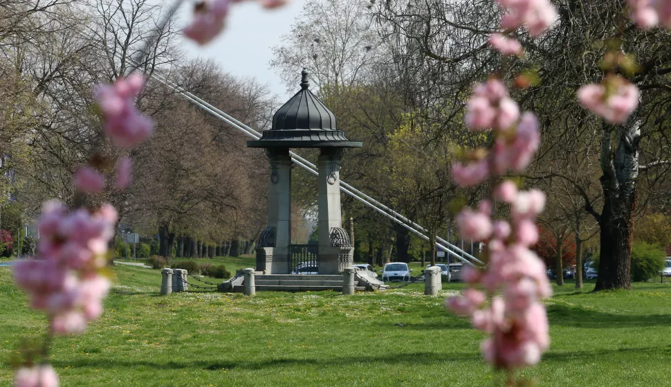 Osijek, 06. 04. 2023, Secesijski zdenac u parku uz setaliste Kardinala Franje Sepera.snimio GOJKO MITIĆ