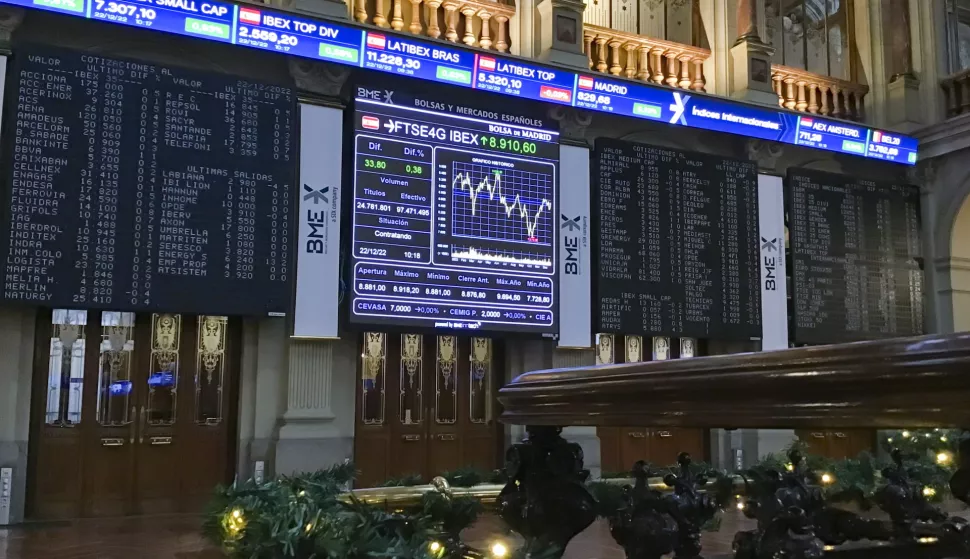 epa10376195 The floor at Madrid's Stock Exchange headquarters in Madrid, Spain, 22 December 2022. Spanish Stock Market main index Ibex 35 rose 0.32 percent after the opening on 22 December and consolidated the level of 8,300 points driven by the strong gains on Wall Street the day before. EPA/VEGA ALONSO