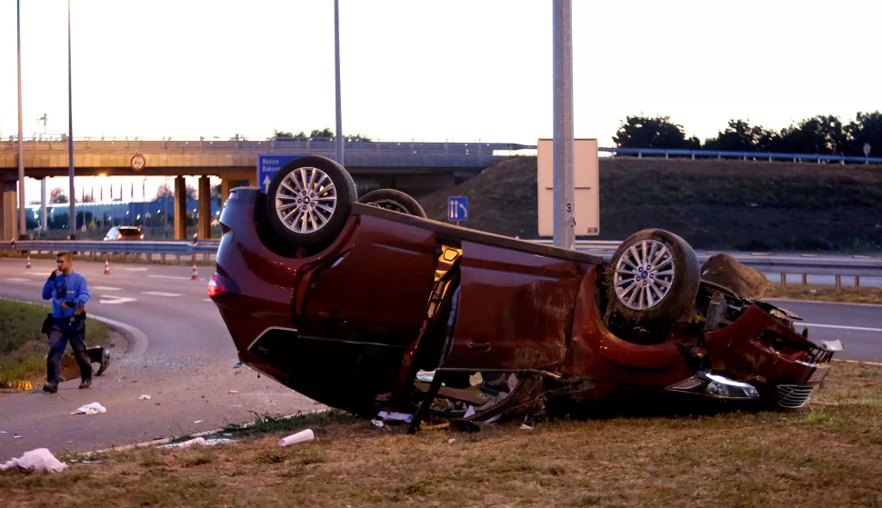 snimio Davor KIBEL,Osijek, 17.07.2017. Južna obilaznica, prometna nezgoda, automobil na krovu, 20,50 sati.