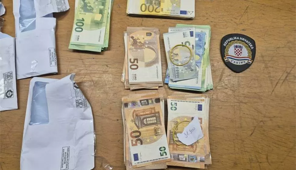 Vozač kamiona ispod madraca skrio 31.300 eura