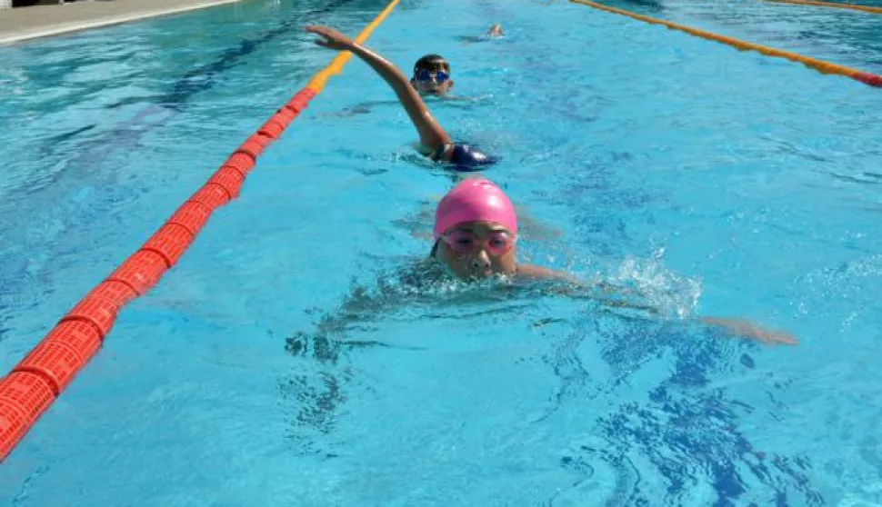 10.07.2017., Bjelovar, Gradski bazen - Skola plivanja i obuka neplivaca svakodnevna je ponuda na Gradskom bazenu u organizaciji Plivackog kluba Bjelovar. Za obje kategorije postoji izniman interes djece. Photo: Damir Spehar/PIXSELL